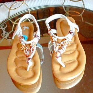 Askey Blue Comfort Woman's  Beaded & Jeweled  White ‎ Sandals NWT 6 M
